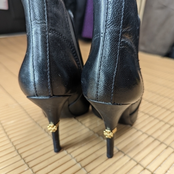 TORY BURCH 166132 Black Leather Pointy Cap Toe Booties Gold Logo Heel size 7 M. - Picture 6 of 11